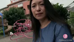 Odtwórz Wytrysk nad potężnymi cyckami i piersiami MILF