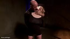 Jouer Big titted milf soumis à une baise rugueuse intense