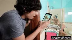 Reproducir Filmada cuando tiene orgasmos y luego la pasa por encima y le quita la polla