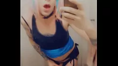 Jouer Une cosplayeuse aux cheveux bleus en bas a soif de grosses bites